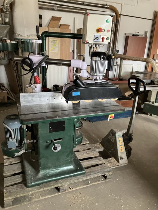 Frezarka dolnowrzecionowa z posuwem