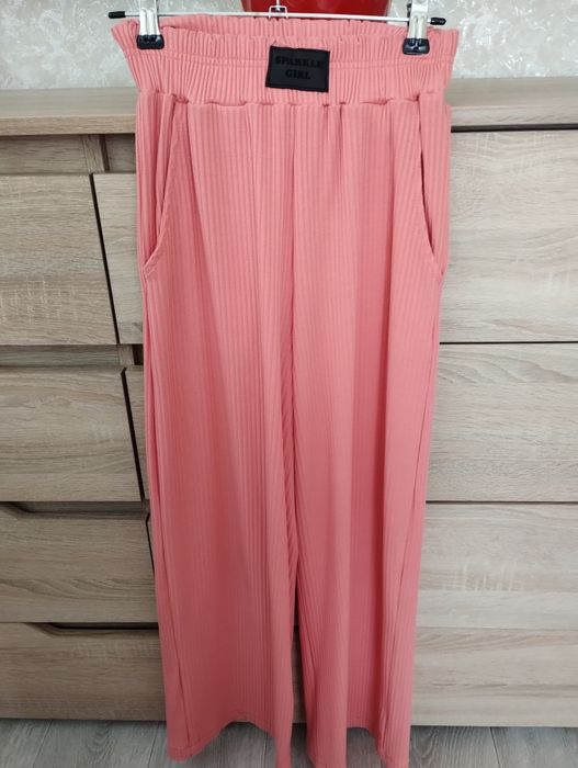 Стильний якісний костюм, укорочений лонгслів та брюки палацо 9-10 р.