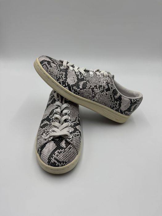 Adidas Originals by HYKE – sneakersy w motyw węża