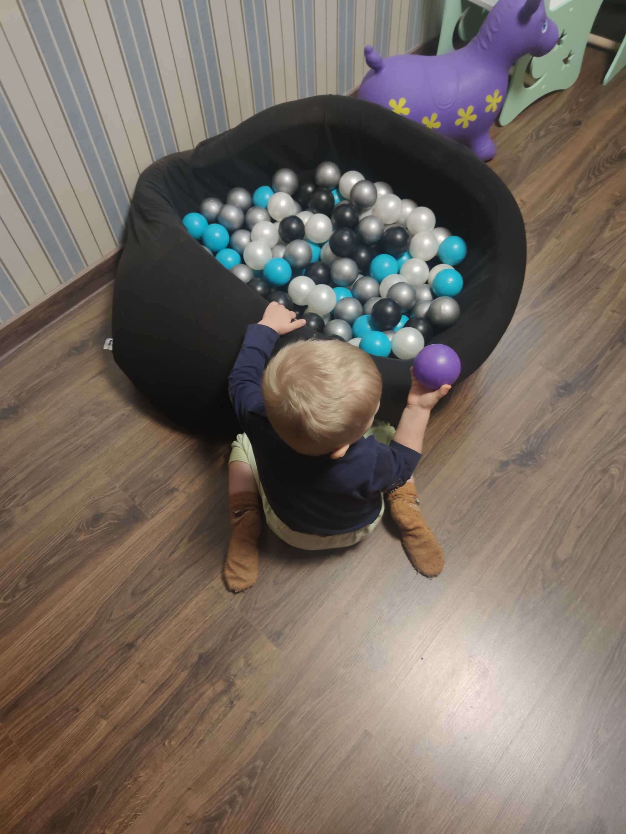 Дитячий басейн з кульками
