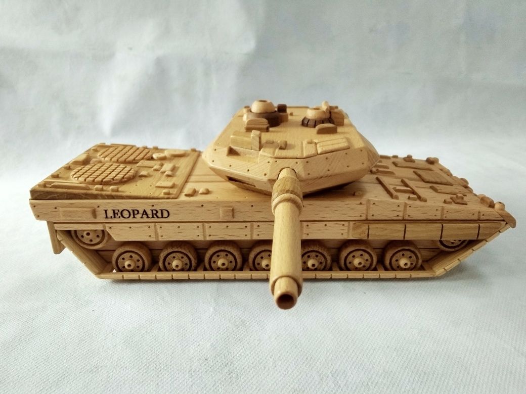 Сувенір  з дерева танк  ,,Leopard''