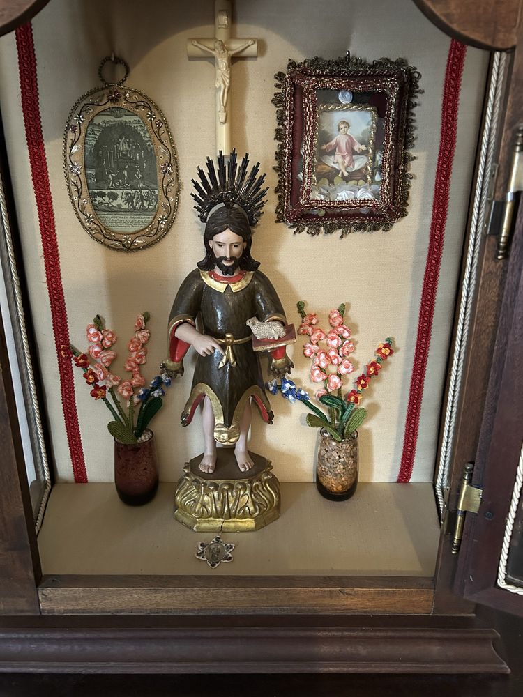 Oratorio recente, mas com imagem de São João do sec XII.
