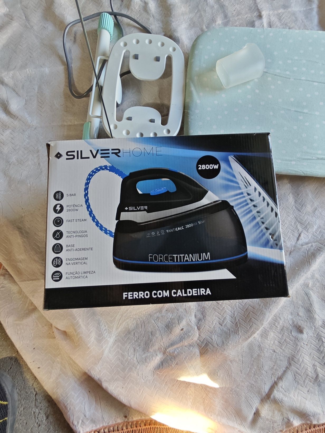 Ferro de passar roupa com caldeira e a respectiva mesa