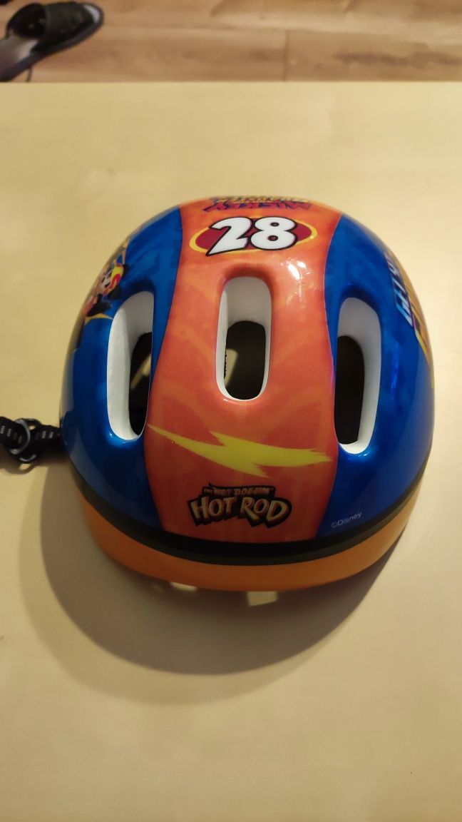 Kask dziecięcy  w rozmiarze 44-48 cm.