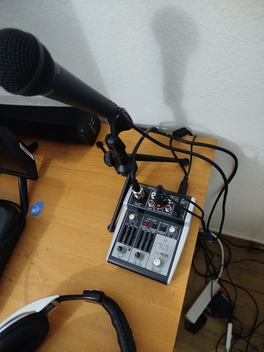 Kit estúdio teclado Alesis qx49 com pedal susten e kit  Behringer podc