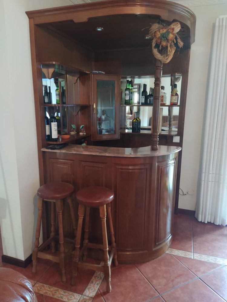 Bar de sala com dois bancos