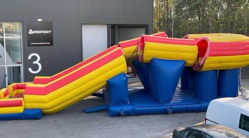 Insuflável Gigante Profissional com Obstáculos e Escorrega