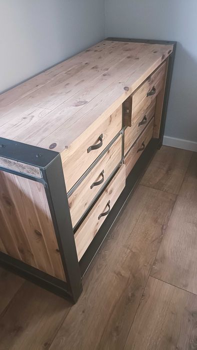 Komoda z litego drewna z metalowymi okuciami