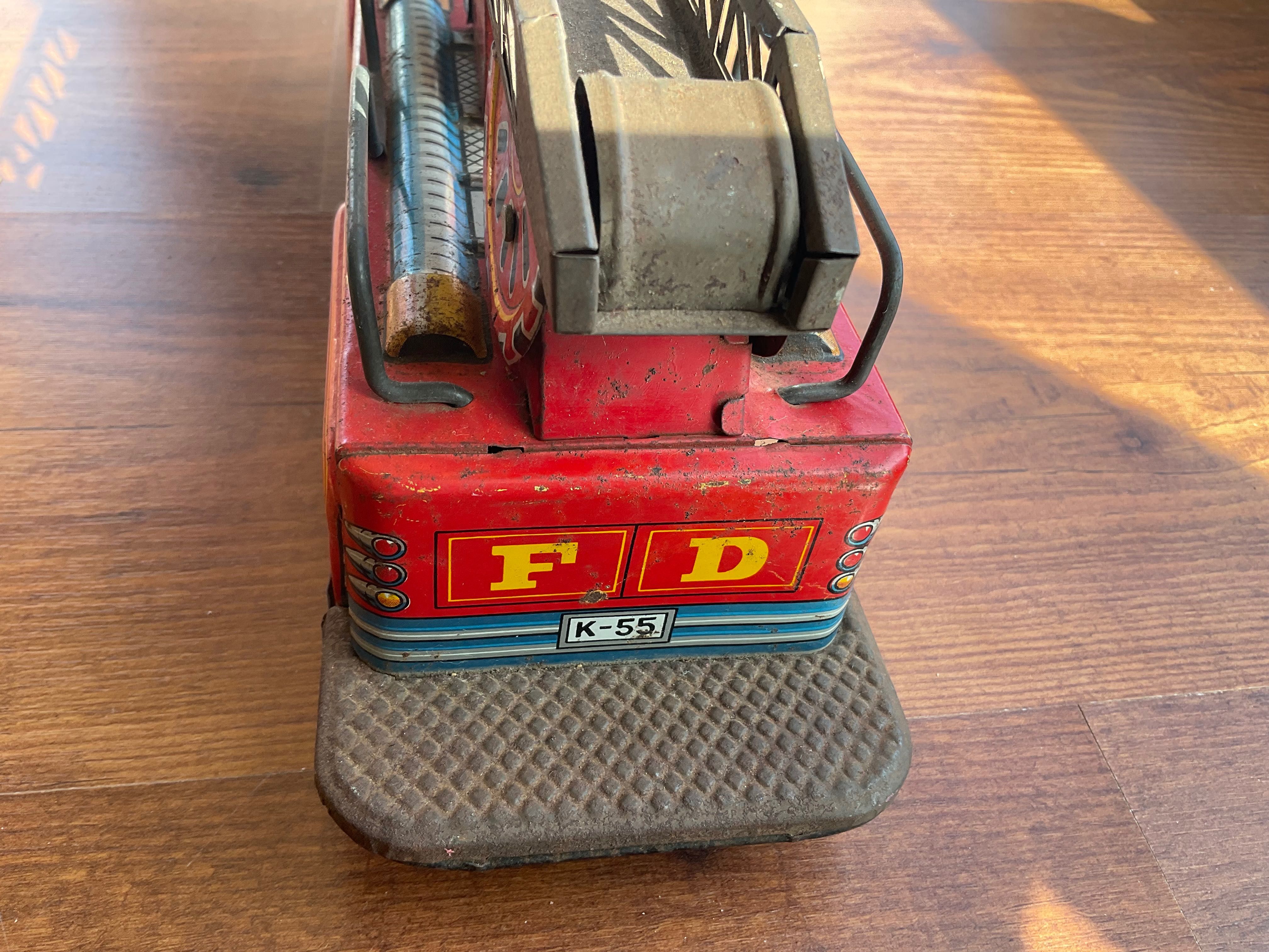 Antigo brinquedo de lata. Caminhão de bombeiros. Kokyu. Japão. Com