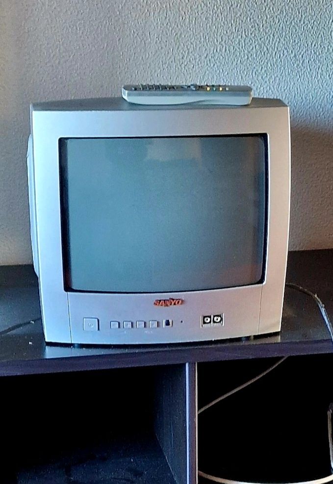 2 TVs pequenas em bom estado