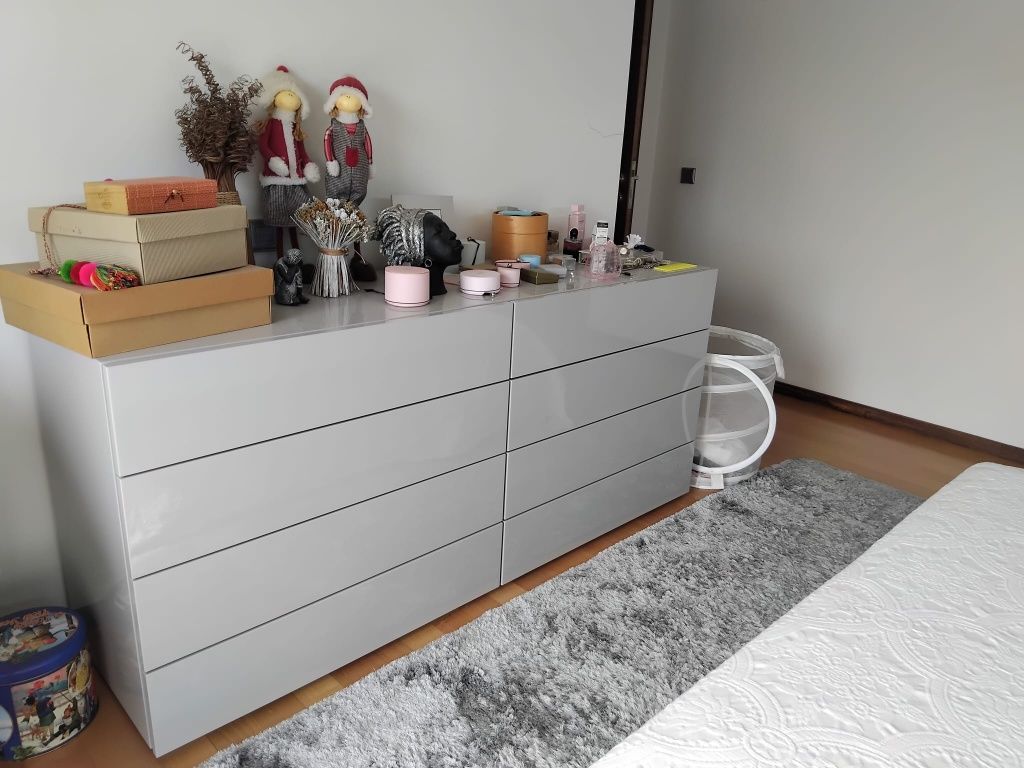 Cama de casal com cómoda