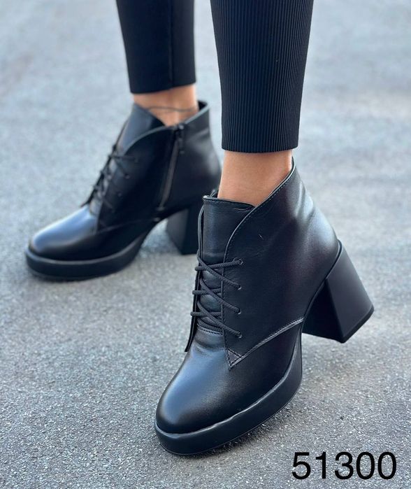 Жіночі шкіряні демісезонні черевики в кольорах