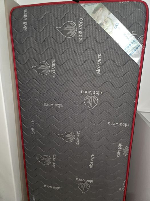 Vendo uma mobília completa com roupeiro e colchão e estrado