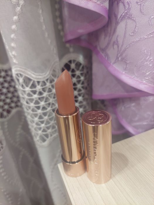 Anastasia Beverly Hills praline помада