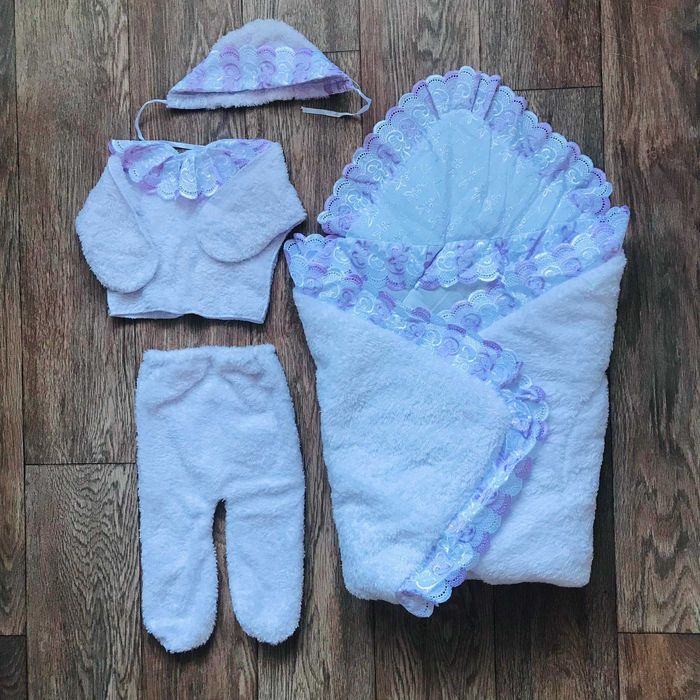 Конверт і костюм для дівчинки на виписку