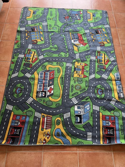 Tapete com pista de carros