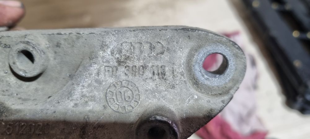 Łapa mocowanie poduszka silnika skrzyni audi a6 c6 tdi 3.0 automat 4×4