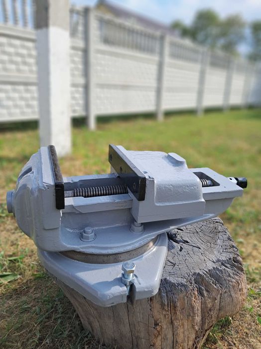 Лещата чугунні, поворотні під градус, щоки 25см.