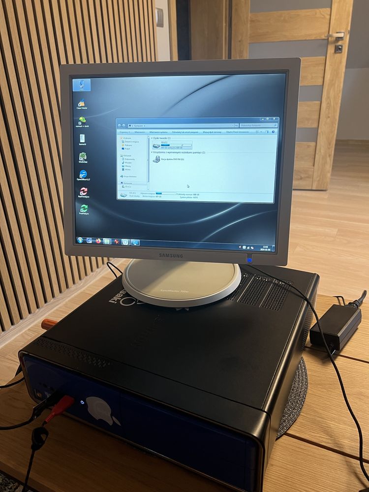 Komputer Dell z monitorem samsung