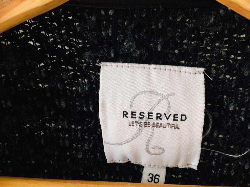 Czarny plaszcz reserved