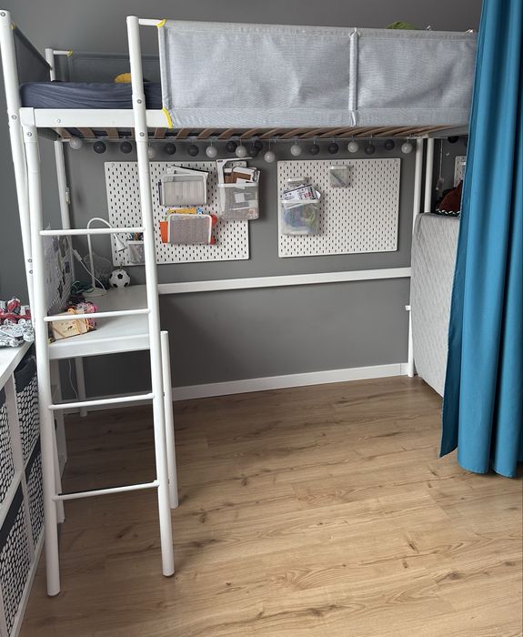 Łóżko antresola z biurkiem i materacem