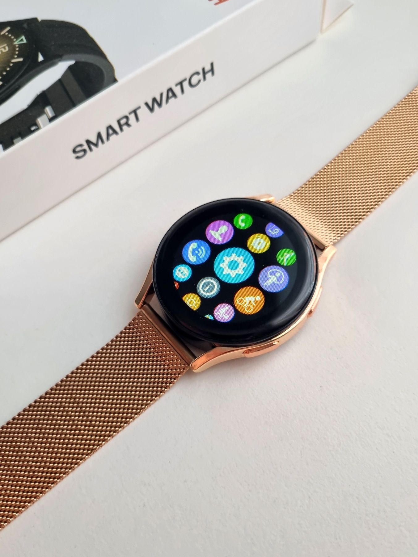 Złoty smartwatch okrągły
