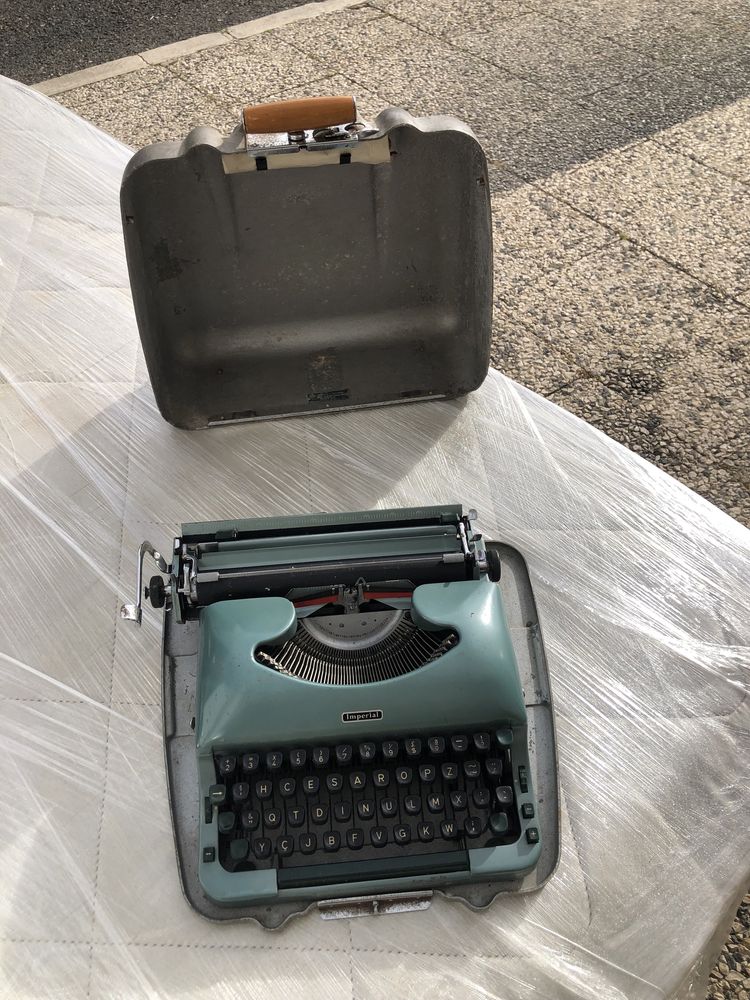 Vendo maquina de escrever antiga