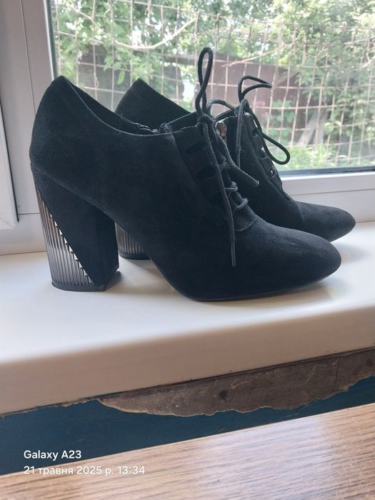 Туфлі закритого типу на шнурівці