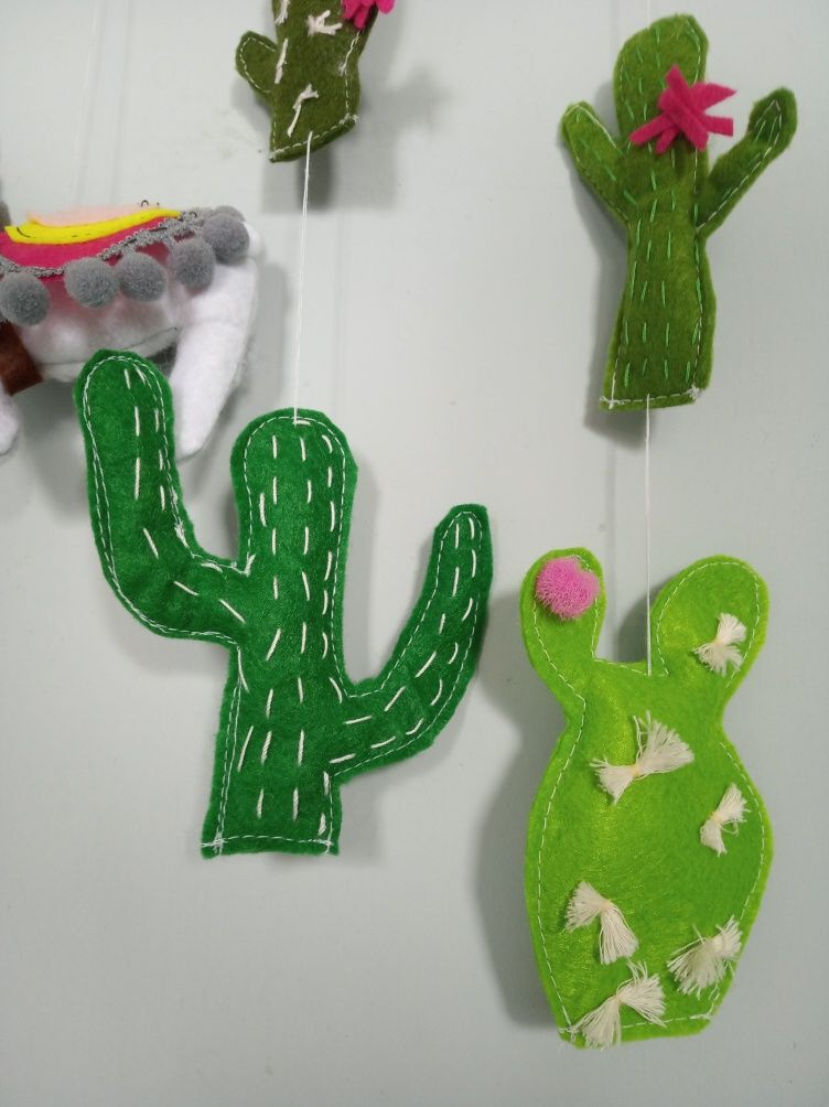 Karuzela z filcu mobil lama kaktusy, dekoracja do pokoju dziecka