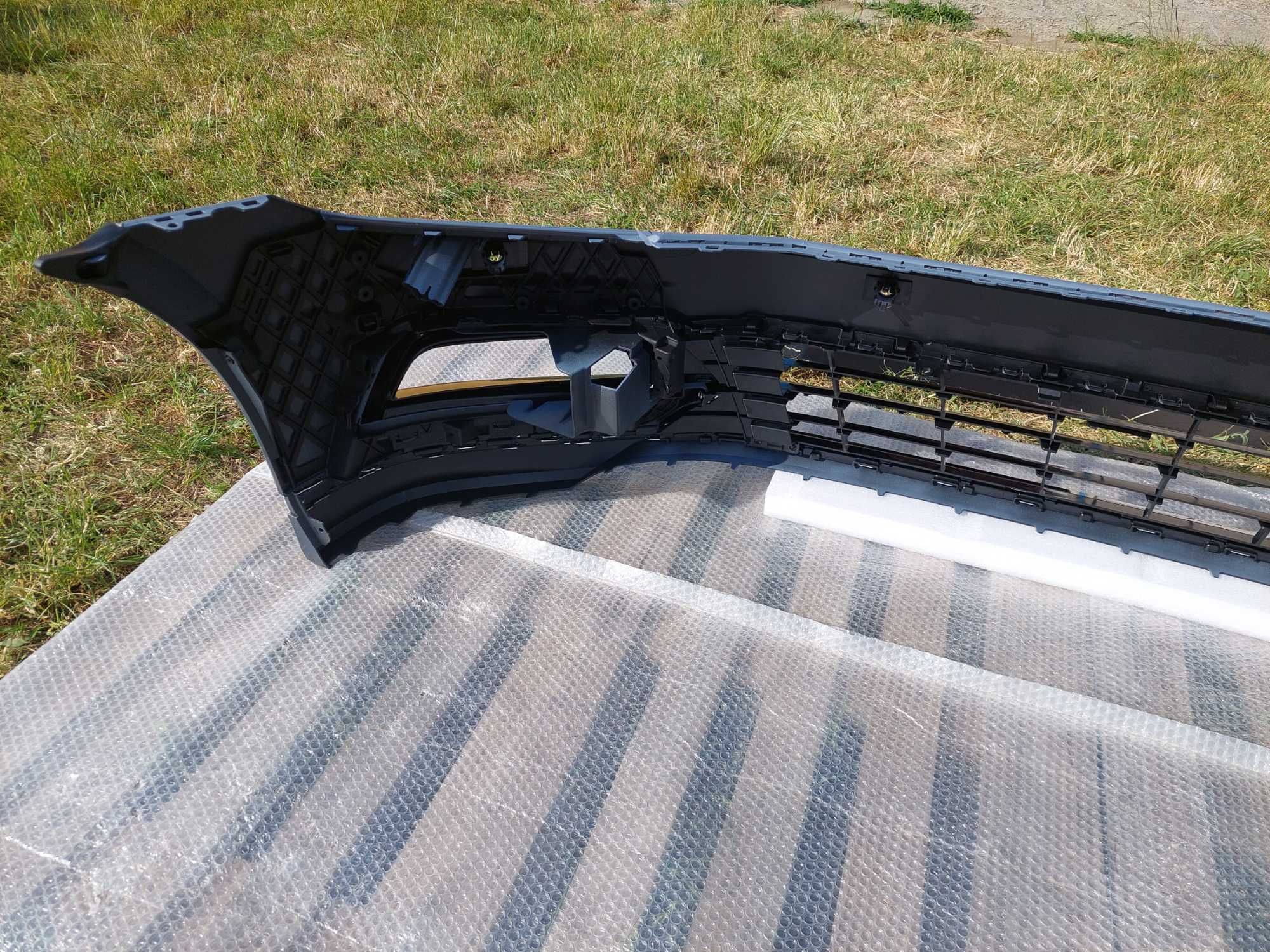 Передній бампер ( стиль R-Line ) на Volkswagen Passat B8 14-19 року