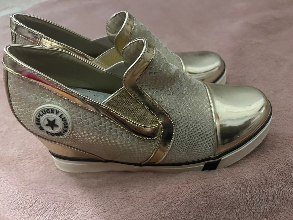 Buty złote na koturnie rozm.39