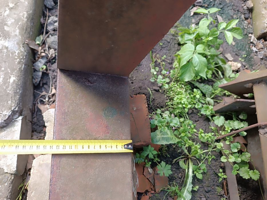 Гаражні ворота металеві з луткою нові