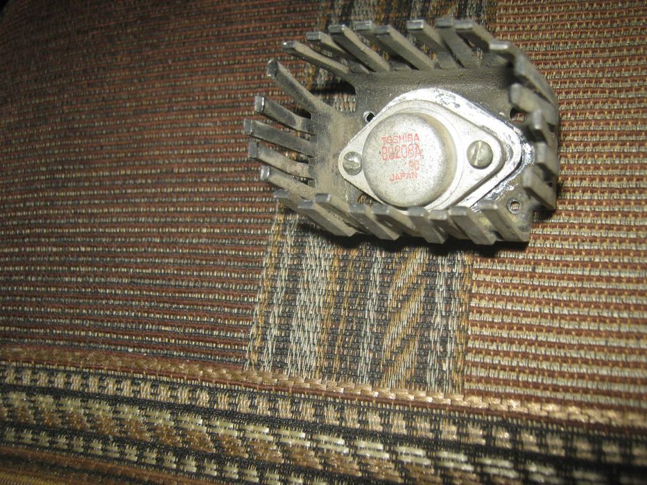 Транзистор Toshiba с радиатором.Рабочий.