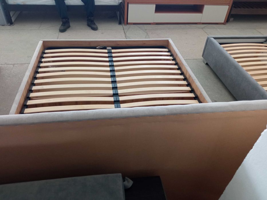 Ліжко м'яке з підйомним механізмом.