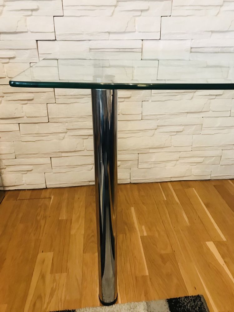 Stół ze szklanym blatem