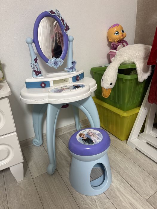 Продам столик для макіяжу Frozen 1000 грн
