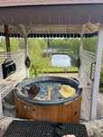 Dom nad jeziorem z jacuzzi ogrodowym .