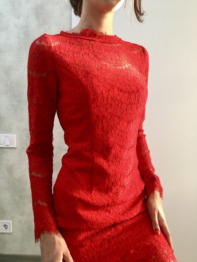 Червона жіноча сукня з оголеною спиною