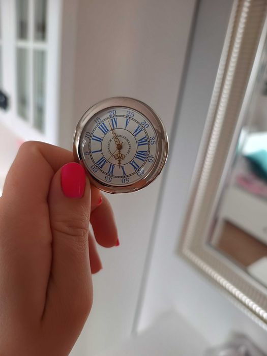 mały analogowy zegarek do ręki kieszeni kieszonkowy kolor srebrny