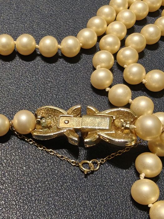 Stary naszyjnik z pereł z bardzo pięknym złotym zapięciem Vintage