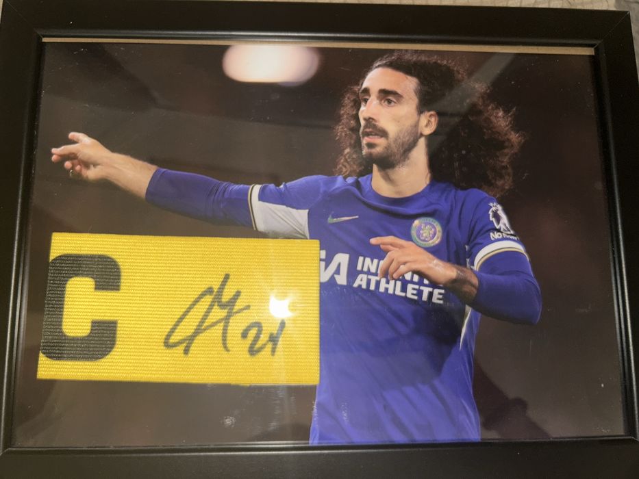 Faixa de capitão assinada por marc cucurella
