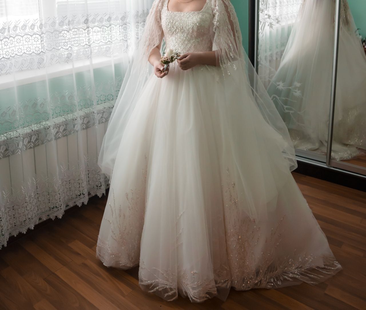 Пишна весільна сукня з прямим вирізом.