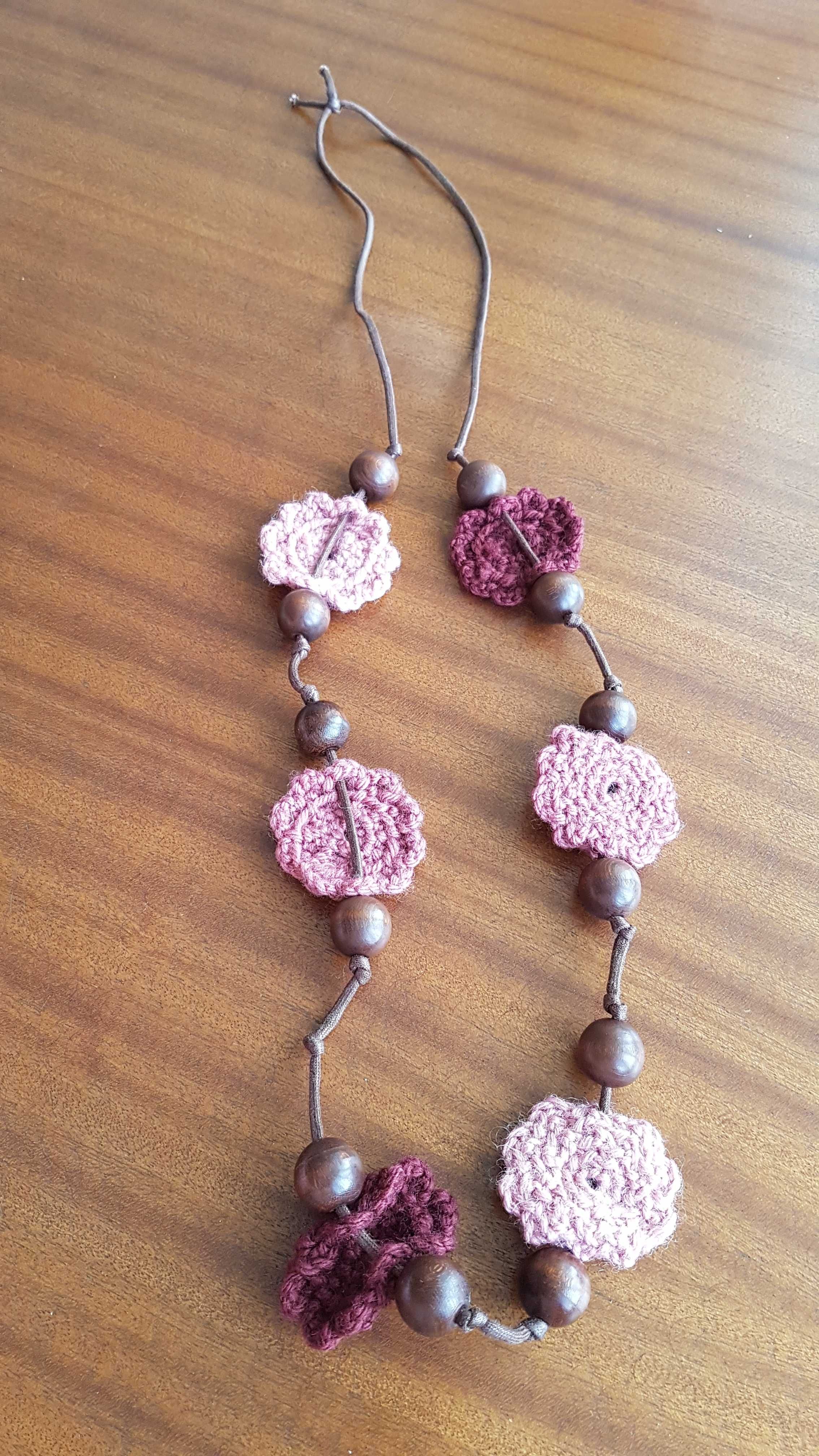 Conjunto Colar e Porta-chaves Flores feito à mão