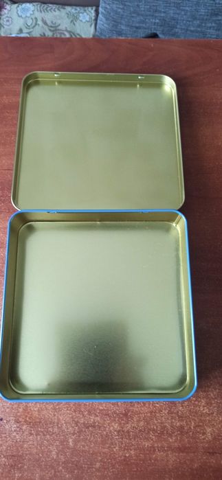 Жестяная коробка из-под конфет