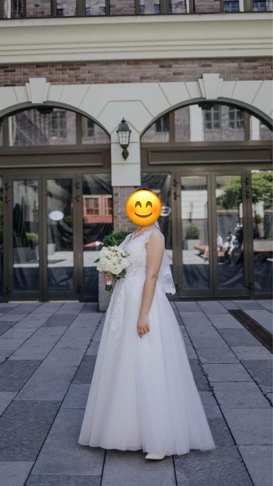 Весільна сукня білого кольору