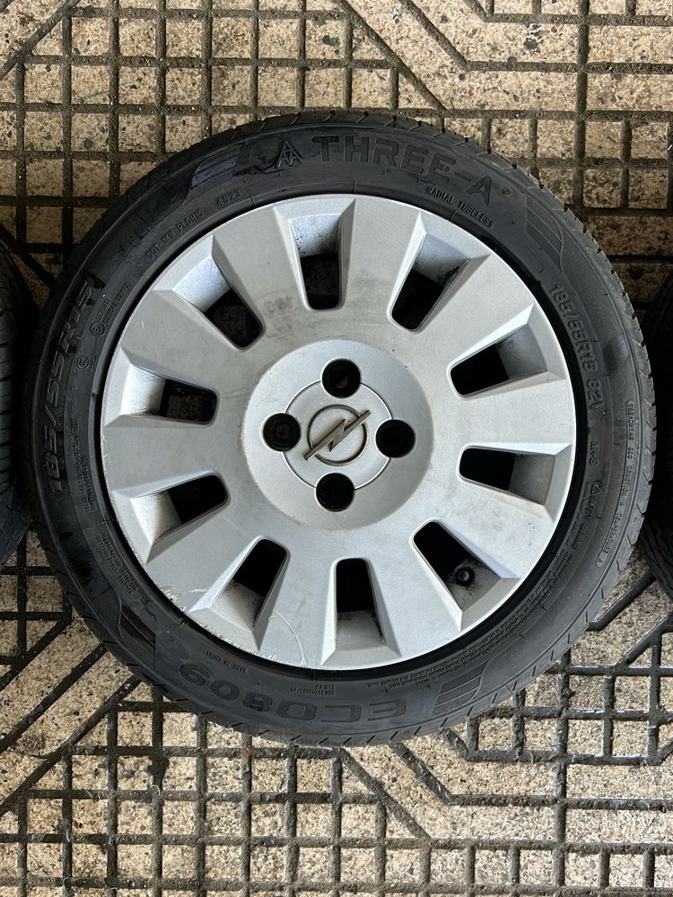 Jantes com pneus opel