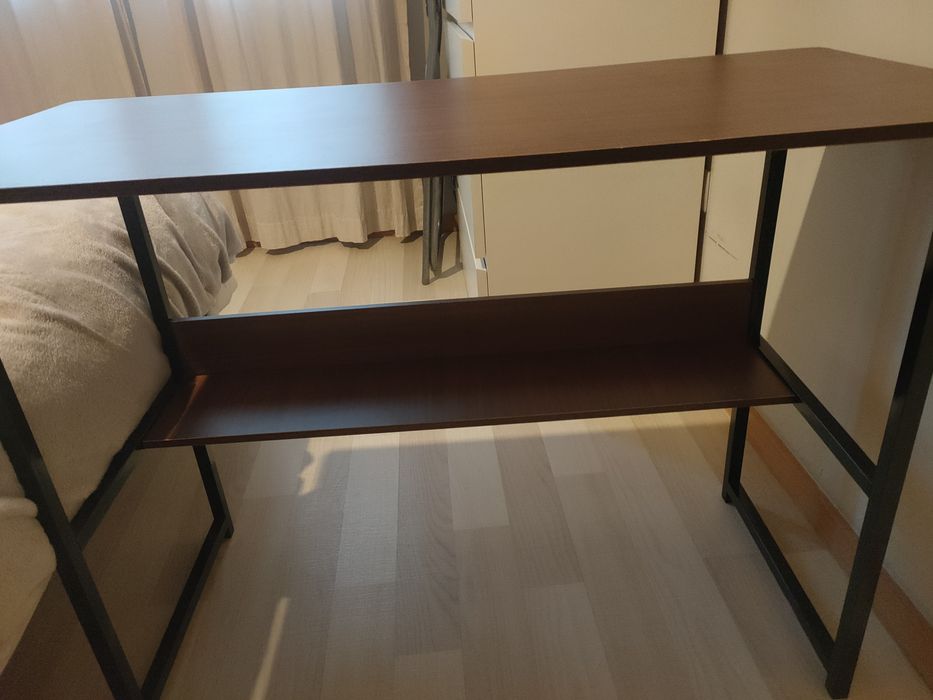 Secretária Castanha