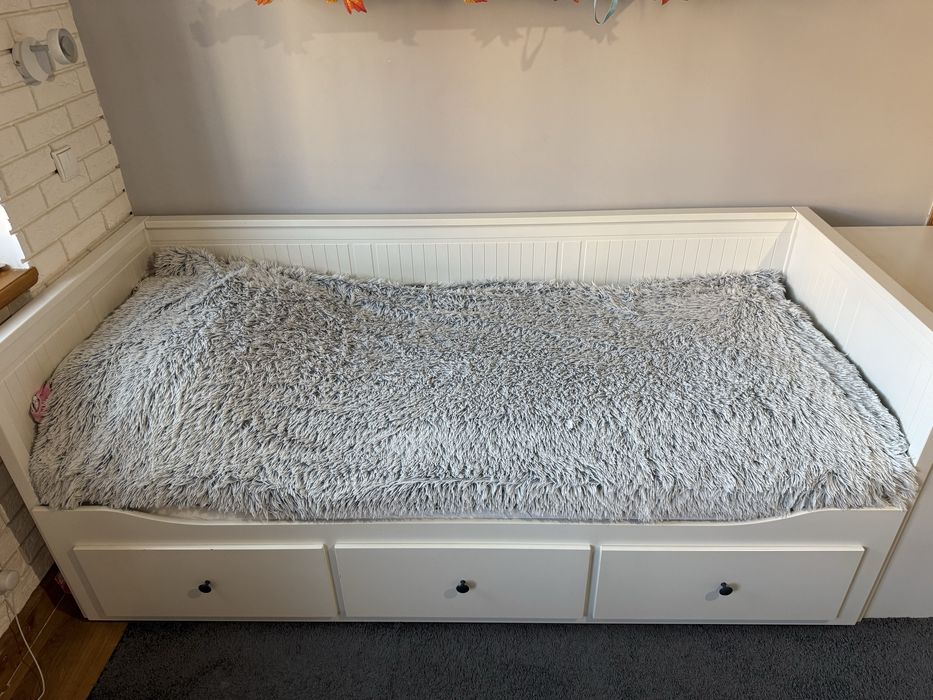 Sprzedam biale łóżko Ikea Hemnes wraz z materacami.