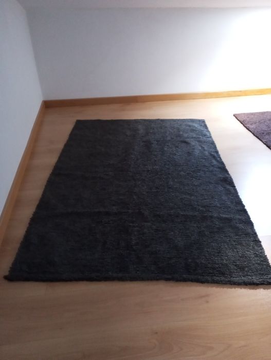 Tapete cinza em bom estado