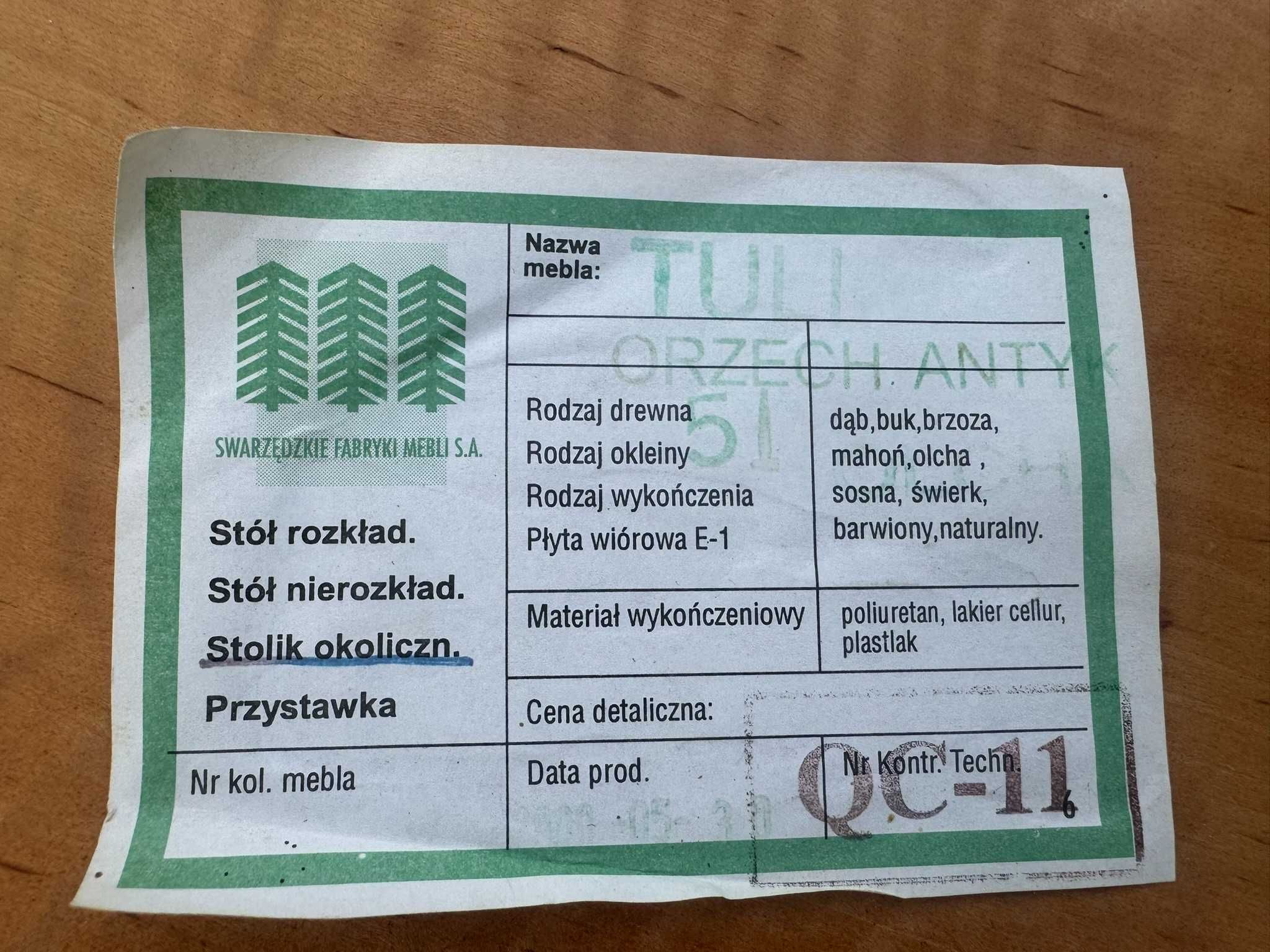 Dwa fotele, podnóżek i okrągły stolik okolicznościowy